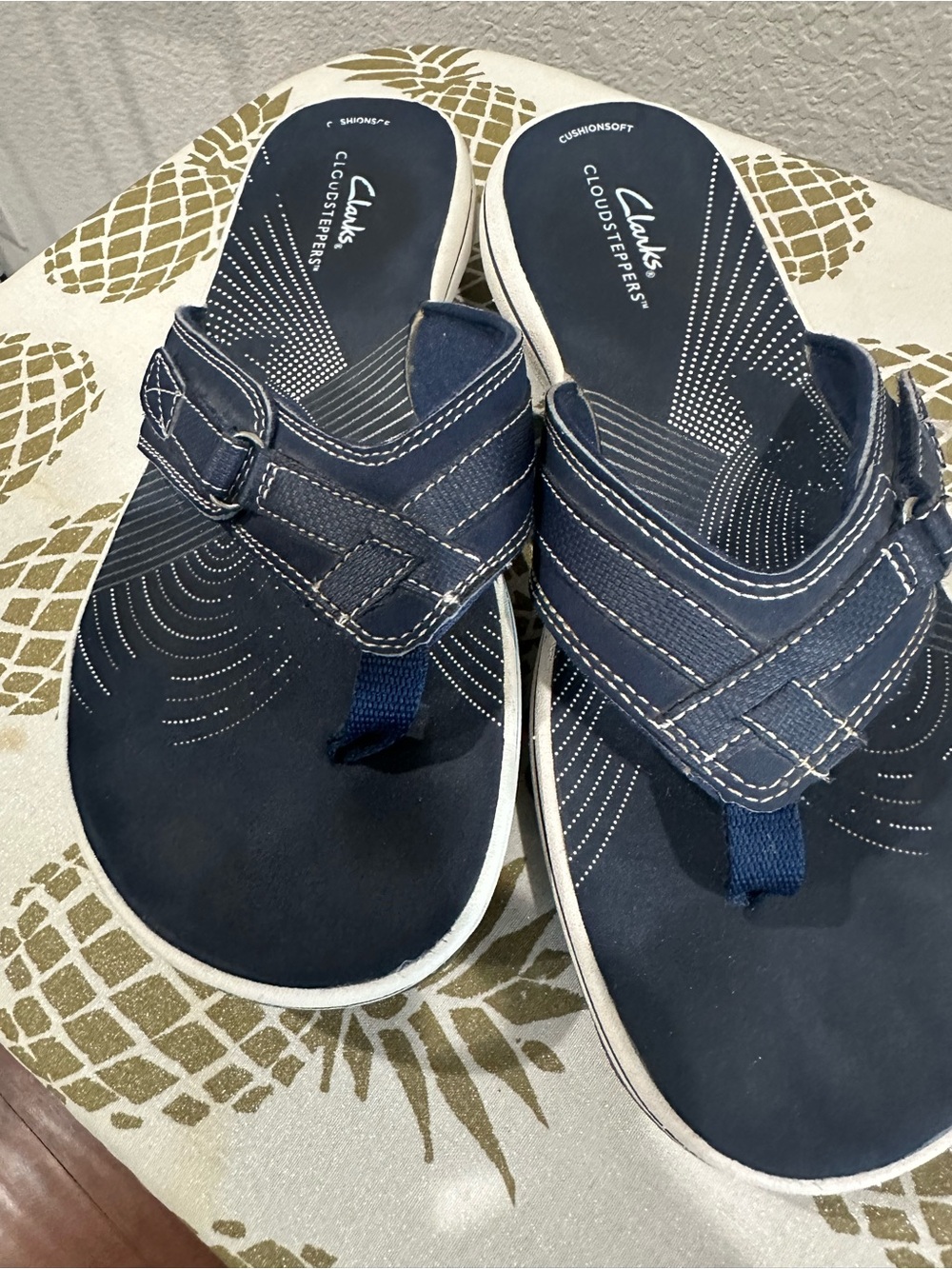 Clarks Navy Cloudsteppers Cushioned Thong Sandals 9